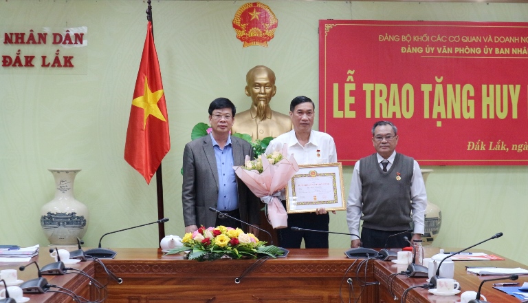 Lễ trao tặng Huy hiệu 30 năm tuổi Đảng